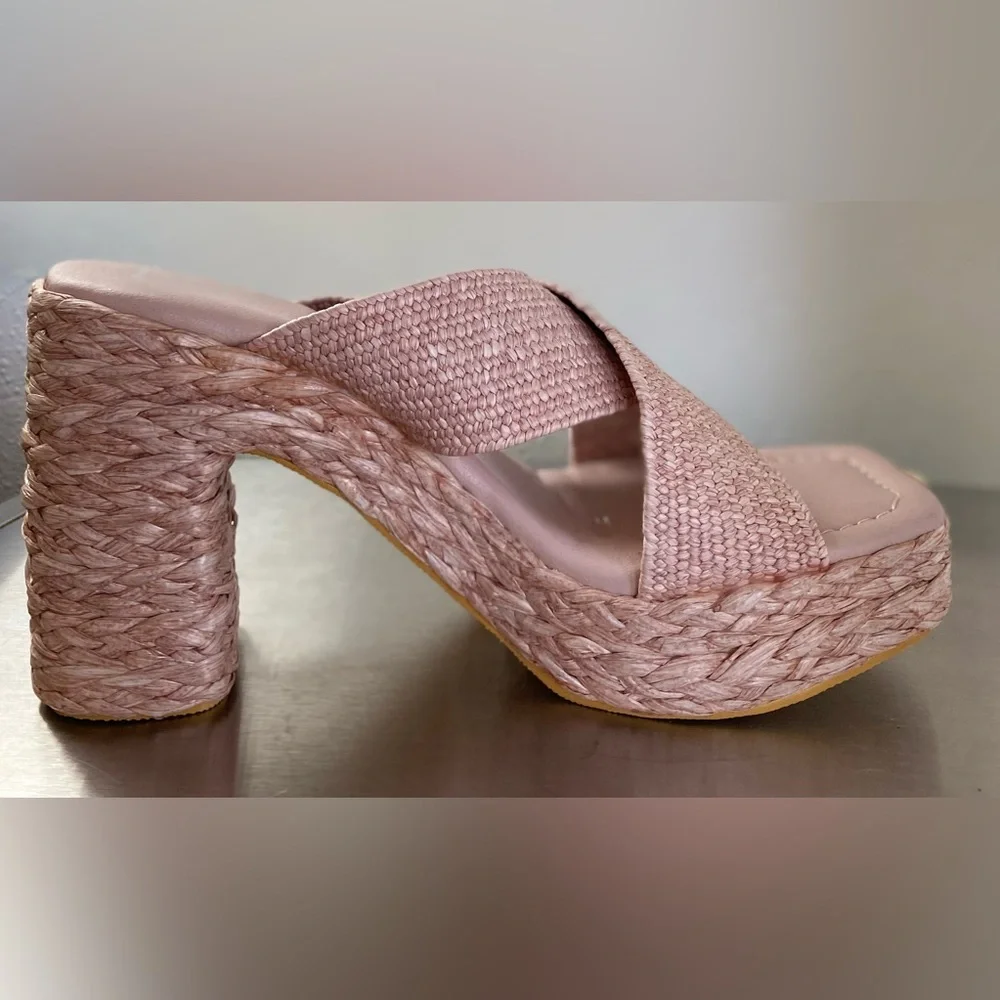NWT.. BEACH BY MATISSE WOMENS PLATFORM SANDALS